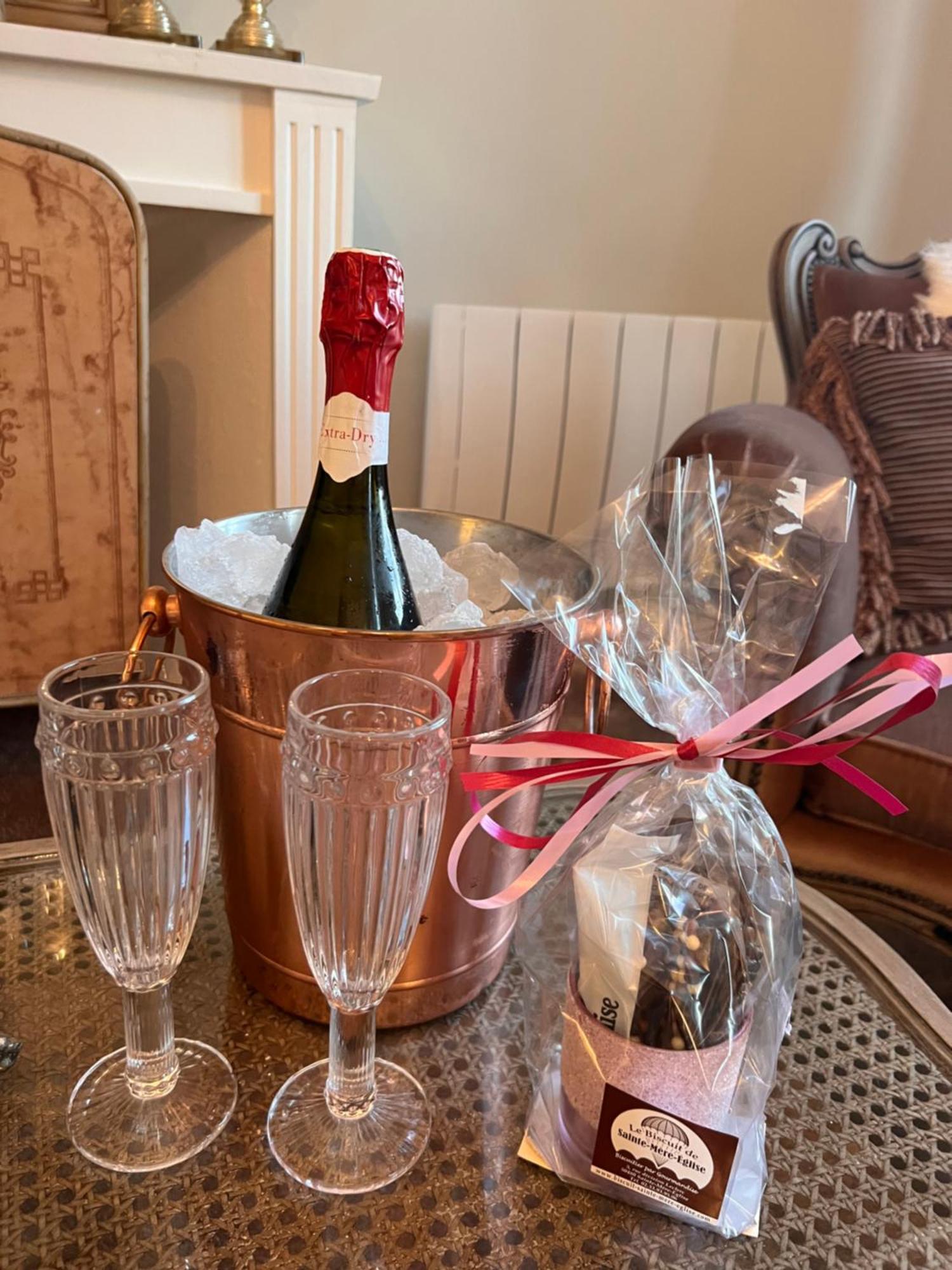Le Bourg Bed and Breakfast Asnieres-en-Bessin Eksteriør billede